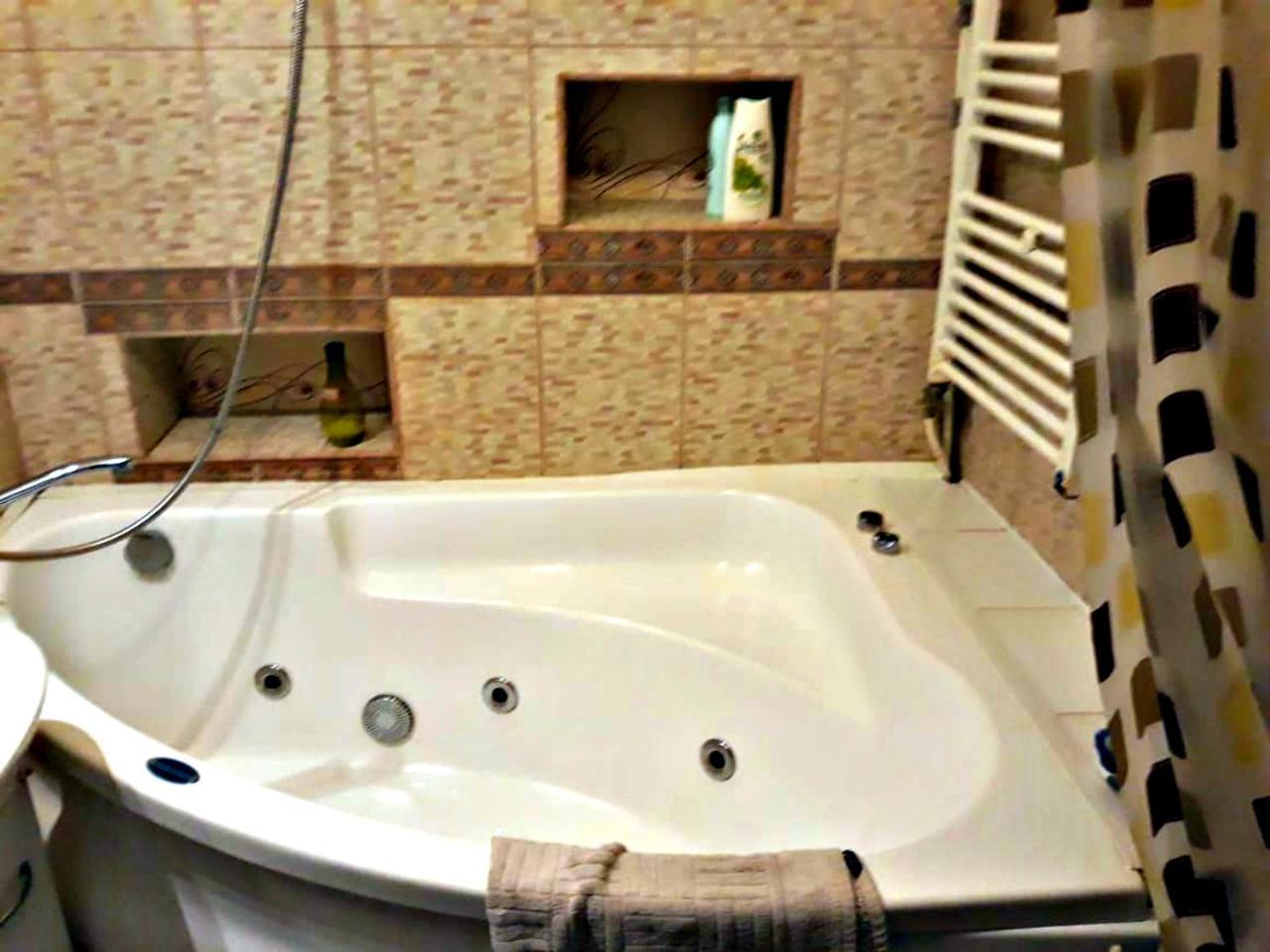 Apartment In The Historical City Center Chernivtsi Exterior foto